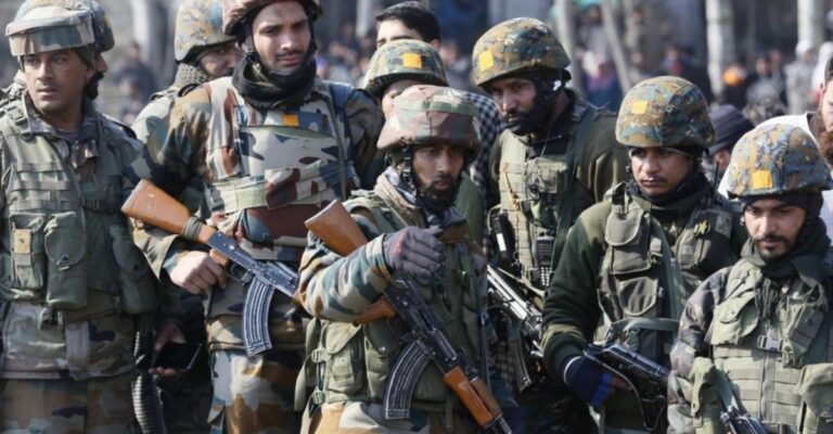 Ejército Pakistaní preparándose para el combate con India