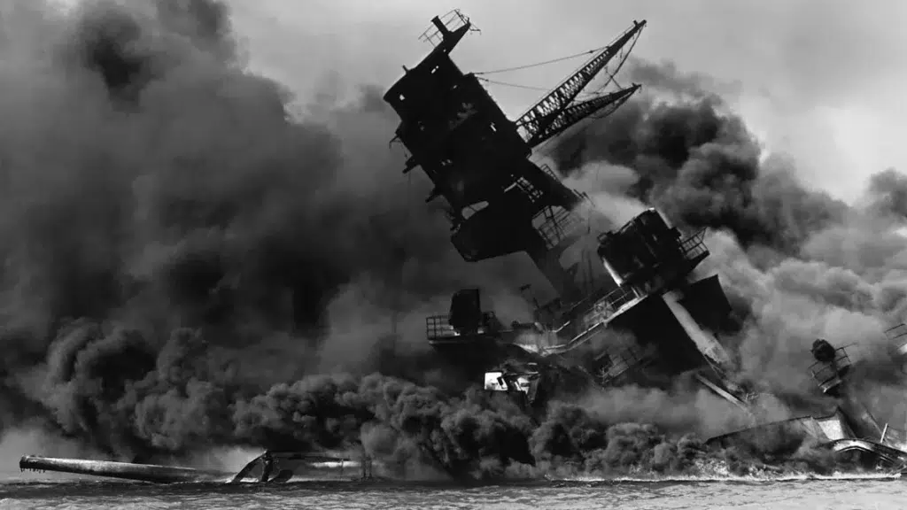 El USS Arizona durante el ataque