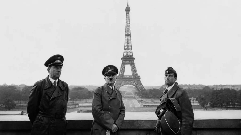 Hitler, Albert Speer y Arno Breker posando frente a la torre Eiffel de París