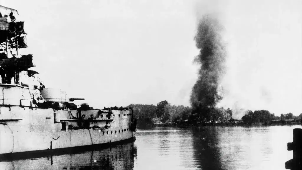 SMS-Schleswig-Holstein-disparando-sobre-la-guarnición-polaca-en-Westerplatte