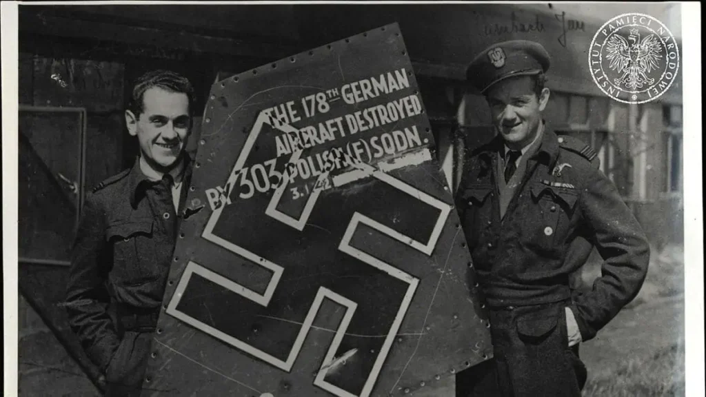 Zygmunt Bieńkowski y Jan Zumbach presentan el «trofeo» del Escuadrón 303