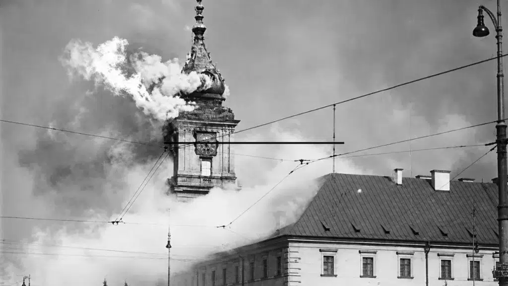 palacio-de-varsovia-ardiendo-tras-ataques-alemanes